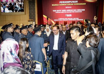 ANWAR Ibrahim ketika hadir pada majlis perhimpunan bulanan Kementerian Kewangan di MOF, Putrajaya. - UTUSAN/FAIZ ALIF ZUBIR