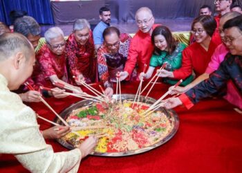 ANWAR Ibrahim menghadiri Majlis Rumah Terbuka Tahun Baru Cina MCA yang berlangsung di Wisma MCA, Kuala Lumpur. - UTUSAN/SADDAM YUSOFF