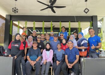 AZHAN Rani (duduk, kanan) bersama barisan pendaki Island Peak dan EBC bergambar bersama kru SAR dan Kembara Kosmopolitan selepas selesai sesi latihan intensif akhir di Hillock Resort, Hulu Tamu, Selangor.