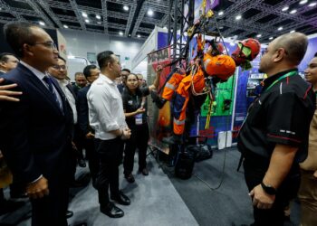 Steven Sim Chee Keong melihat demonstrasi keselamatan pada Persidangan dan Pameran Keselamatan dan Kesihatan Pekerjaan dan Persidangan Saintifik Keselamatan dan Kesihatan Pekerjaan, di Pusat Konvensyen Kuala Lumpur hari ini. - UTUSAN/SHIDDIEQIIN ZON