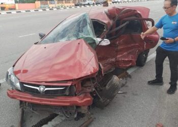 KEADAAN kereta dinaiki dua beranak yang maut dalam nahas di Jalan Kuala Kangsar berhampiran Klebang Restu, Ipoh hari ini. - UTUSAN/MEDIA SOSIAL