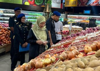 NORAZAH Jaapar (kiri) meninjau harga bawang dipasarkan kepada pengguna sewaktu pemeriksaan Skim Harga Maksimum Musim Perayaan Tahun Baharu Cina (SHMMP) 2024 di Pasar Raya C-Mart, Arau, Perlis.- UTUSAN/ASYRAF MUHAMMAD