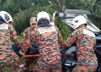 ANGGOTA BBP Mersing melakukan operasi menyelamat kemalangan meragut satu nyawa di Kilometer 10 Jalan Endau-Mersing pagi tadi.