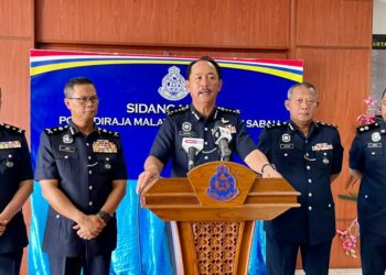 AUTEH Dikun (tengah) semasa sidang akhbar sempena perhimpunan bulanan PDRM Sabah di Kota Kinabalu hari ini