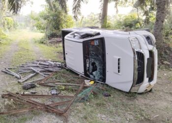 Kenderaan pacuan empat roda digunakan suspek terbabas dan terbalik sehingga bertaburan kabel di kebun sawit Kampung Batu Chenor, Maran. - FOTO/IPD TEMERLOH