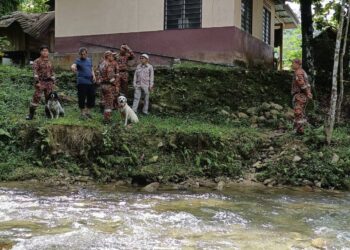 OPERASI mencari mangsa dihanyutkan kepala air  di Sungai Kenjur dekat Kampung Poh di Bidor semalam berjaya menemukan dua mangsa terakhir hari ini. - UTUSAN/IHSAN JBPM