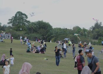 Orang ramai bermain layang-layang  sempena Festival Layang-Layang Sedunia ke 26 di Bukit Layang-Layang, Pasir Gudang hari ini. -UTUSAN/RAJA JAAFAR ALI