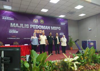 ASMAN Shah Abd. Rahman (dua kiri) melafazkan Ikrar Bebas Rasuah ketika Majlis Pedoman MBPG 2024 di Dewan Muafakat Taman Mawar, Pasir Gudang.