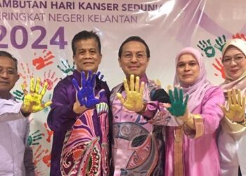 DR. ZAINI Hussin (dua dari kiri) menunjukan isyarat sebagai gimik selepas merasmikan Sambutan Hari Kanser Sedunia 2024 Peringkat Negeri Kelantan di Auditorium Kompleks Rawatan Harian Hospital Raja Perempuan Zainab II (HRPZ II), Kota Bharu, Kelantan. - UTUSAN/ROSMIZAN RESDI