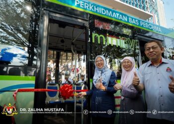 DR. ZALIHA Mustafa bersama Ahli Parlimen Bandar Tun Razak, Datuk Seri Dr. Wan Azizah Wan Ismail  merasmikan Bas Mini EV GOKL dan laluan baharu GOKL, Kuala Lumpur , hari ini.- Facebook/Dr Zaliha Mustafa