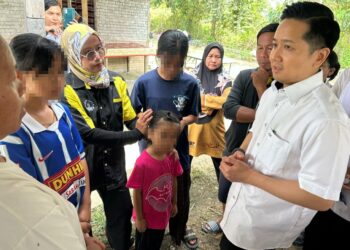 ARTHUR Joseph Kurup beramah mesra dengan tiga beradik yang kehilangan ibu di Kampung Linsuk, Sook semalam