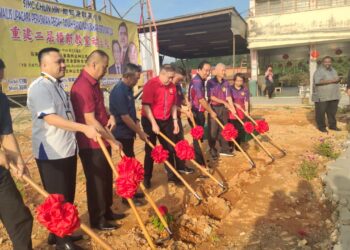 Anthony Loke ketika menyempurnakan Majlis Upacara Perasmian Pecah Tanah Bangunan Baharu Bertingkat di Sekolah Jenis Kebangsaan Cina (SJKC) Chun Yin, hari ini.- UTUSAN/ NOR AINNA HAMZAH