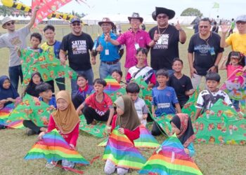 A. RAHIM Nin (lima dari kanan) bergambar bersama-sama ahli jawatankuasa dengan pelajar sekolah sempena FLLSPG 2024 yang berlangsung di Bukit Layang-Layang, Pasir Gudang.