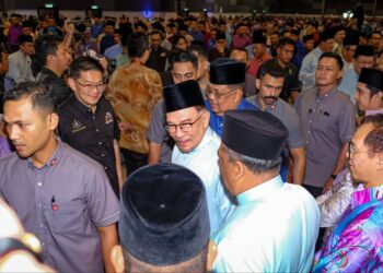 Datuk Seri Anwar Ibrahim tiba ke Melaka International Trade Centre bagi perjumpaan bersama penjawat awam Negeri Melaka di Dewan MiTC, Ayer Keroh, Melaka. UTUSAN/SYAFEEQ AHMAD