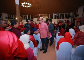 MOHD. Salleh Saidin (tengah) bersalaman dengan peserta yang menyertai Program Mikio Trip Langkawi 2024 di Bella Vista Waterfront Resort, Langkawi.