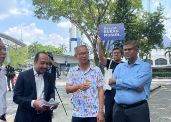 Tony Pua ketika hadir ke Bukit untuk memberi keterangan kepada polis tengah hari tadi.