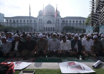 LEBIH 500 mengadakan solat hajat dalam ‘Himpunan Selamatkan Syariah’ di perkarangan Kompleks Perbadanan Putrajaya. - UTUSAN/FAIZ ALIF ZUBIR