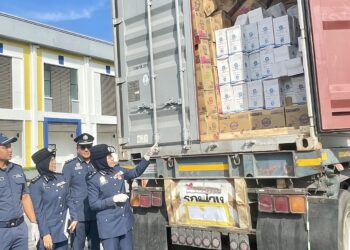 NOR Izah Abdul Latif (kanan) menunjukkan botol air zam zam yang cuba diseludup melalui negara jiran bernilai RM1.3 juta pada sidang akhbar di Kompleks Kastam Kedah, Alor Setar.