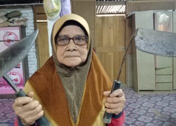 JARIYAH Mat Petah menunjukkan dua buah peralatan dikenali sebagai 'kiut' digunakan semasa Tarian Indung di Kampung Bantal, Ulu Tembeling di Jerantut, Pahang. - UTUSAN/HARIS FADILAH AHMAD