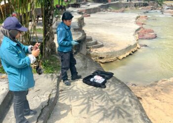 PEGAWAI JAS membuat pemeriksaan kualiti air di Lubuk Timah Simpang Pulai, dekat Ipoh semalam berikutan penemuan bangkai itik hanyut di kawasan rekreasi itu. - UTUSAN