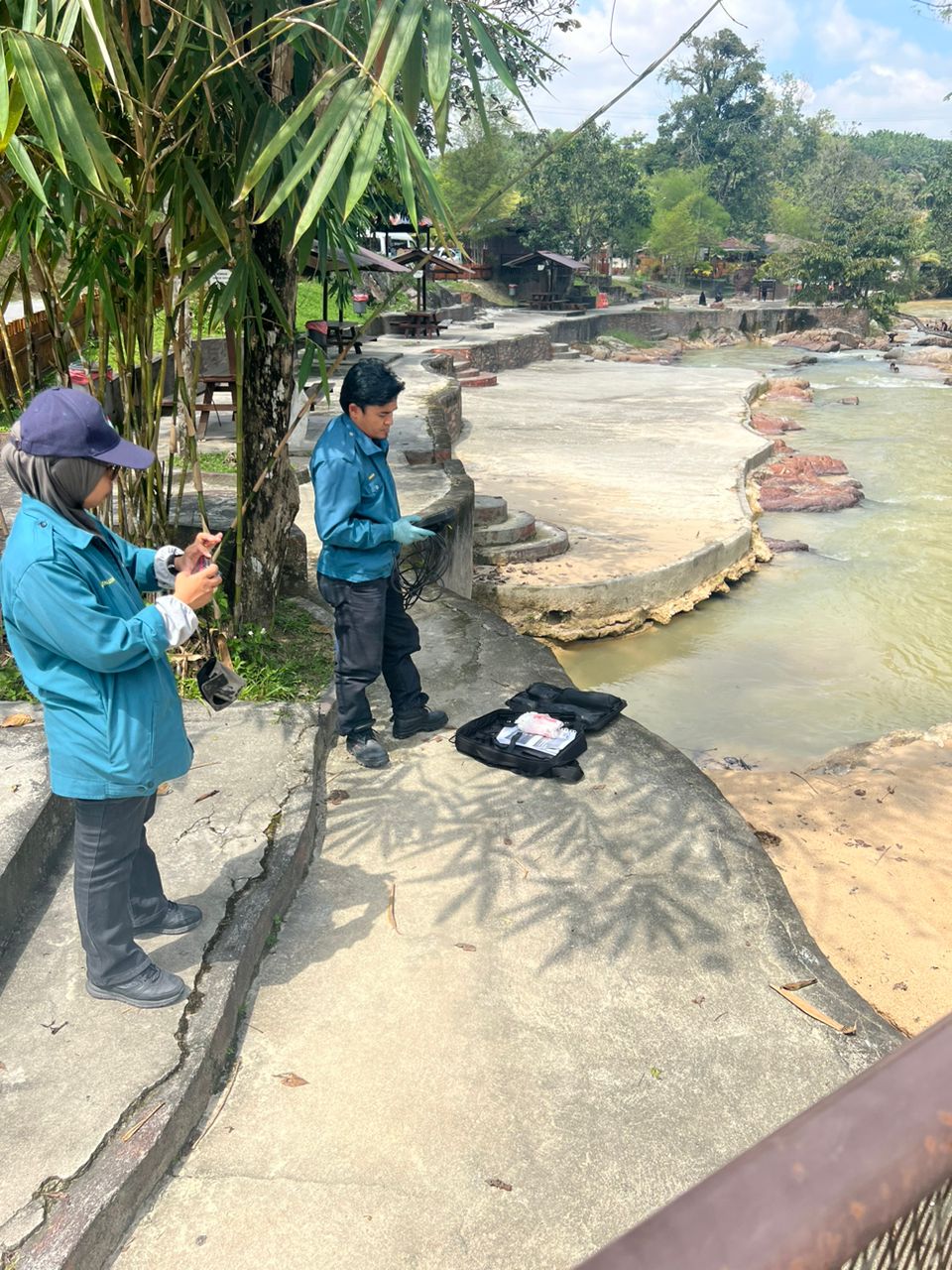 Bangkai itik hanyut di Lubuk Timah dari ladang ternak