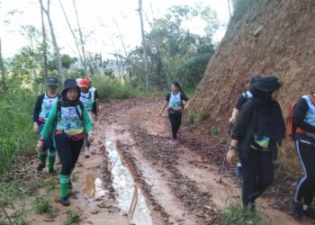 JALAN Kampung Talantang, Kiulu yang masih menggunakan laluan tanah merah.