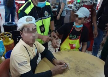 OPERASI yang dijalankan Jabatan Imigresen Perak di sebuah restoran terkenal di Ipoh hari ini.- UTUSAN/HSAN JIM PERAK