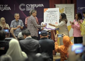 DZULKEFLY Ahmad menandatangani ikrar kerjasama bersama NGO pada Sambutan Hari Kanser Sedunia 2024 di  Universiti Cyberjaya, - UTUSANFAIZ ALIF ZUBIR