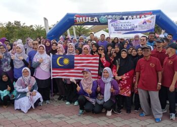 KASEMANI Embong (berdiri, tiga dari kiri) merasmikan larian sempena Sambutan Hari Kanser Sedunia Peringkat Negeri Terengganu di Kuala Nerus, Terengganu semalam. - UTUSAN/KAMALIZA