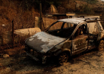 SISA-sisa kereta yang terbakar berikutan kebakaran hutan di Vina del Mar, Chile.-REUTERS