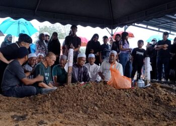 PENGEBUMIAN jenazah tiga beradik mangsa dihanyutkan kepala air di Tanah Perkuburan Islam Pekan Bidor hari ini. - UTUSAN