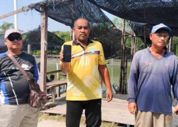 MOHD. Radzi Said (tengah) menunjukkan rakaman video bot Kenka menceroboh kawasan pesisir  pantai di perairan Kerian di Bagan Serai. - UTUSAN/WAT KAMAL ABAS