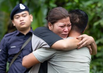 MANGSA yang terselamat dalam kejadian kepala air, Aslinda Bani tidak dapat menahan kesedihan sejurus menerima berita kematian adiknya, Aszura yang ditemukan lemas di Sungai Kenjur, Kampung Poh di Bidor hari ini. - UTUSAN/MUHAMAD NAZREEN SYAH MUSTHAFA