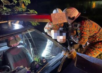 SEORANG wanita ditenangkan oleh anggota bomba berada dalam keadaan ketakutan selepas diselamatkan apabila kereta yang dinaiki terjunam hampir masuk ke dalam Sungai Segamat berhampiran Jalan Hassan, awal pagi ini.