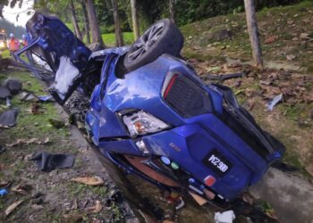 KEADAAN kereta yang terbabas dalam kemalangan di Kilometer 311.5 Lebuhraya Utara Selatan (PLUS) arah utara di Tapah hari ini. - UTUSAN