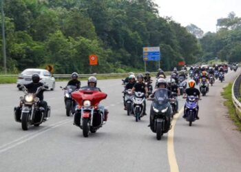 Abdul Rahman Mohamad (depan, tengah) mengetuai konvoi motosikal bersama anggota Kelab Mr Angkatan Ronda Millennium melalui Jalan Lipis ke Merapoh, Lipis hari ini. - HARIS FADILAH AHMAD