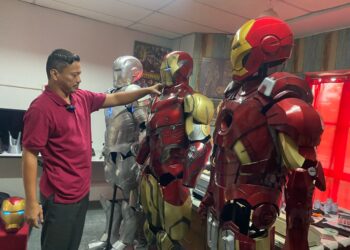 MOHD. ROSTAN Hassan menunjukkan koleksi kostum adiwira Iron Man miliknya di kedainya, Costume Cosplay Rental Kuantan di Taman Guru, Kuantan, Pahang. - UTUSAN/NORHAFIZAN ZULKIFLI