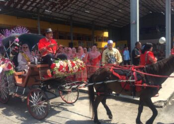 ROHIDA Hassan diarak menaiki kereta kedua sempana hari perasaannya di SMK Kok Lanas, Kelantan. - UTUSAN/ROSMIZAN RESDI