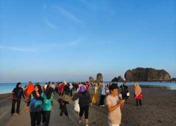 SEBAHAGIAN daripada 3,000 pengunjung berpeluang untuk berjalan kaki di atas beting pasir sepanjang 600 meter susulan fenomena air surut penuh di Pantai Tanjung Rhu, Langkawi.