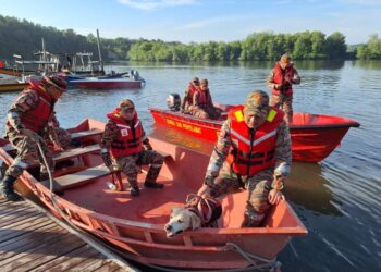 ANGGOTA bomba melakukan operasi mencari dan menyelamat  tiga remaja lelaki yang dilaporkan lemas di Sungai Sempit, Segari. - UTUSAN/IHSAN JBPM