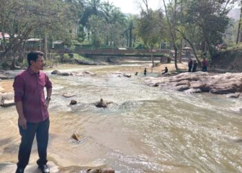 FADZIL Akmal Mohd Yusoff menunjukkan sungai di Pusat rekreasi Lubuk Timah di Simpang Pulai, Ipoh yang bersih. - UTUSAN/AIN SAFRE BIDIN