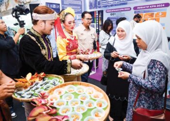 SEBAHAGIAN pengunjung menyaksikan pameran daripada kementerian dan agensi kerajaan dalam Program Madani Rakyat Zon Tengah di Kompleks Sukan Kuala Selangor di Kuala Selangor, Selangor, semalam. - UTUSAN / SADDAM YUSOFF