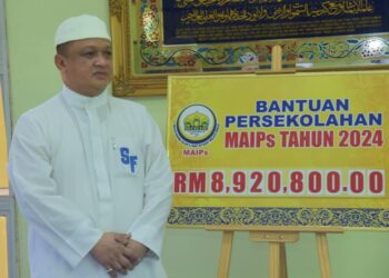 TUANKU Syed Faizuddin Putra Jamalullail selaku Yang Dipertua MAIPs berkenan berangkat menyempurnakan simbolik penyerahan sumbangan MAIPs pada Program Hijrah Minda anjuran MAIPs di Masjid Al-Falah, Kolej Matrikulasi, Arau, Perlis.-UTUSAN