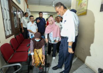 DZULKEFLY Ahmad ketika melawat Klinik Kesihatan Chemor di Ipoh hari ini. - UTUSAN/MUHAMAD NAZREEN SYAH