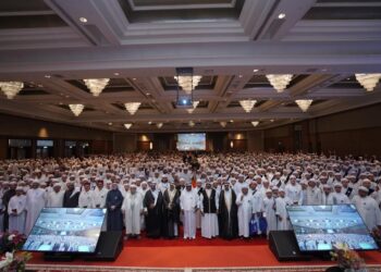 PARA hufaz As-Sofa bergambar kenangan bersama ulama dunia pada Majlis meraikan 500 penghafal al-Quran di Hotel Mandarin Oriental, Kuala Lumpur semalam.