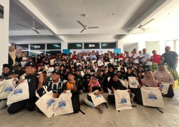 Penerima bantuan bergambar bersama Muhammad Faiz Fadzil selepas Program Anak Nelayan Kembali Ke Sekolah di Pusat Transformasi Nelayan Persatuan Nelayan Kawasan Perlis Selatan, Kuala Sungai Baru, Kangar semalam. –  UTUSAN/ASYRAF MUHAMMAD