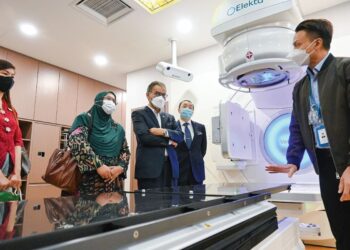 Dr. Dzulkefly Ahmad (tiga dari kiri) ketika membuat lawatan kerja di Hospital Gleneagles, Kuala Lumpur. - UTUSAN/AMARULLAH ZAINUZZAMAN