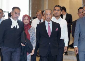 MUHYIDDIN Yassin tiba di Mahkamah Rayuan Putrajaya bagi mengikuti rayuan pendakwaan terhadap pembebasannya daripada empat pertuduhan salah guna kedudukan. – UTUSAN/FAISOL MUSTAFA