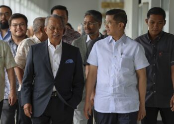 MUHYIDIN Yassin (tiga kiri) hadir bagi membatalkan empat pertuduhan pengubahan wang haram (AMLA) yang dihadapinya di Mahkamah Sesyen Kuala Lumpur. - UTUSAN/FARIZ RUSADIO