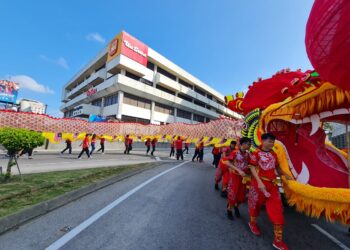 REPLIKA naga yang menjadi zodiak Tahun Baharu Cina diarak di Jonker Walk, Banda Hilir, Melaka. - UTUSAN/SYAFEEQ AHMAD